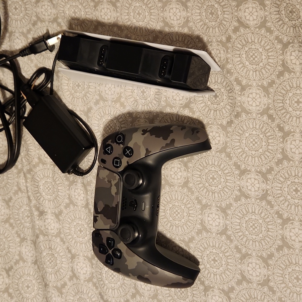 PS5 Contoller and Duel Charging Station